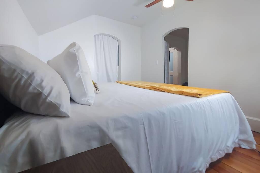 Historic W/Deck, King Bed & Air By Lake Michigan Manistee Exterior foto